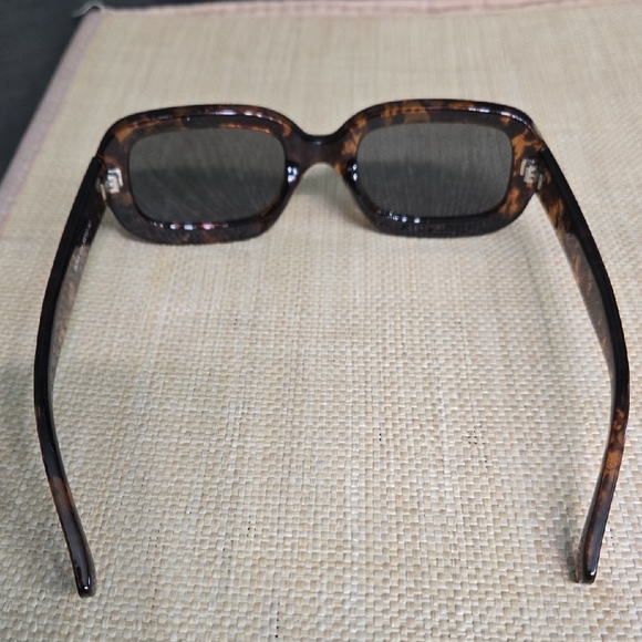 Chic Tortoise Shell Sunglasses NWOT - Picture 4 of 8